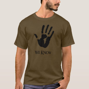 camiseta oscura del marrón de la fraternidad