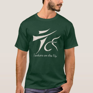 Camiseta oscura en marcha de Tenkara