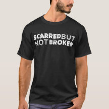 Camiseta oscura marcada con una cicatriz pero no