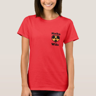 Camiseta oscura tórrida de la esposa del arma