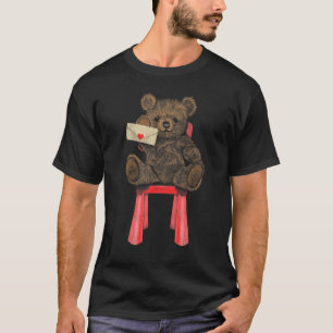 Camiseta Oso de peluche marrón sentado sobre la silla Letra