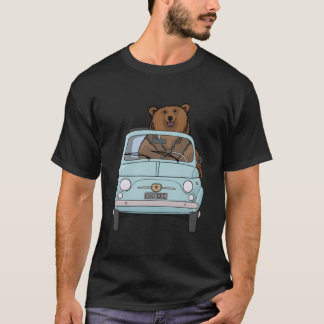 Camiseta Oso en un Fiat 500 de color azul pálido