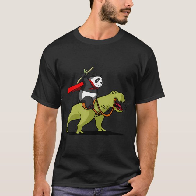 Camiseta Oso Panda Montando Dinosaurio T-Rex (Anverso)