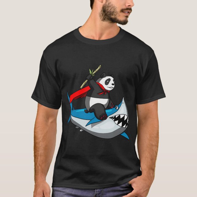 Camiseta Oso Panda Montando Tiburón (Anverso)