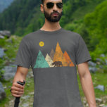 Camiseta Oso retro vintage en las montañas Woods<br><div class="desc">Este diseño fue creado a través del arte digital. Puede cambiar el estilo de esta camisa eligiendo Más > bajo la opción de estilo. Puede personalizarse haciendo clic en el botón personalizar y cambiando el color, agregando un nombre, iniciales o sus palabras favoritas. Contáctame en colorflowcreations@gmail.com si quieres tener este...</div>