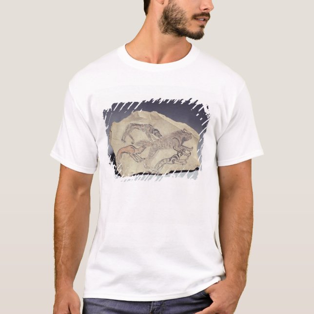 Camiseta Ostracon que representa un perro que persigue un (Anverso)