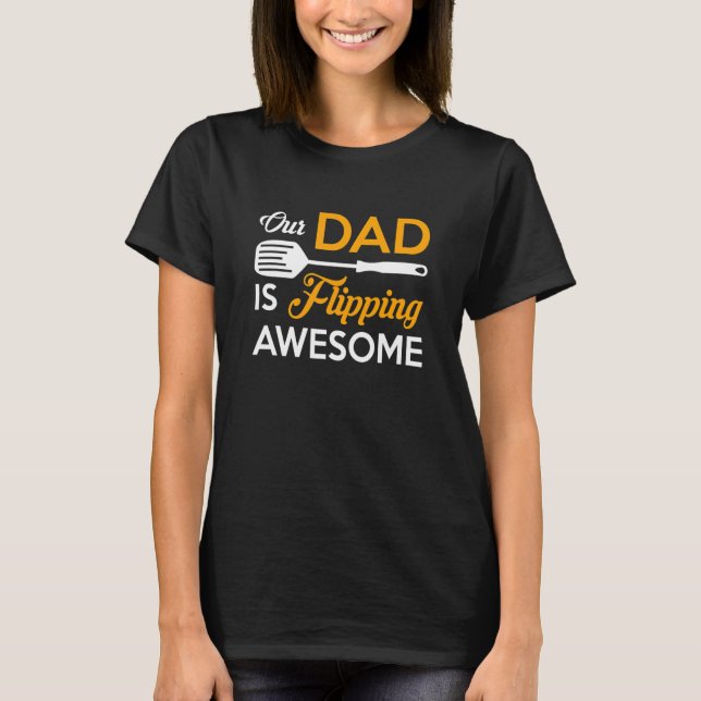 Camiseta Our Dad is Flipping Awesome Grill Daddy Fathers Da (Anverso)