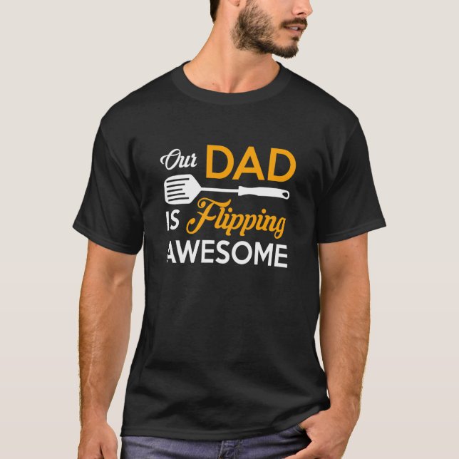 Camiseta Our Dad is Flipping Awesome Grill Daddy Fathers Da (Anverso)
