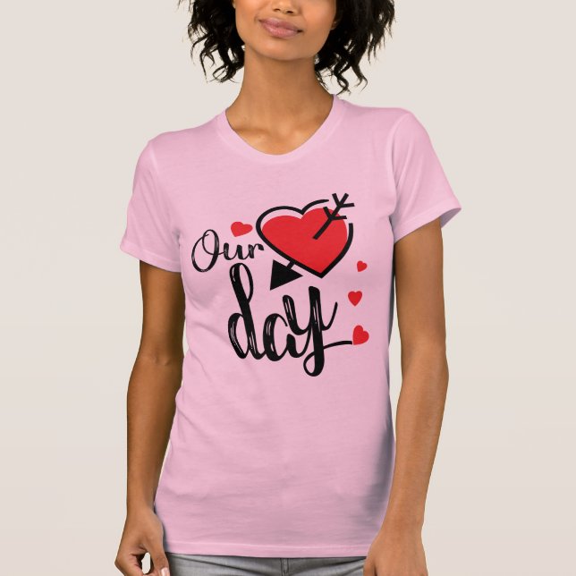 Camiseta Our Day Cute Heart & Arrow Romantic Valentine (Anverso)