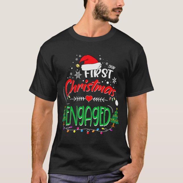 Camiseta Our First Christmas Engaged 2021 1st Christmas  (Anverso)