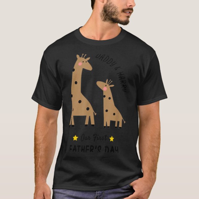 Camiseta Our First Father's Day 2026, Funny Giraffe Gift Da (Anverso)