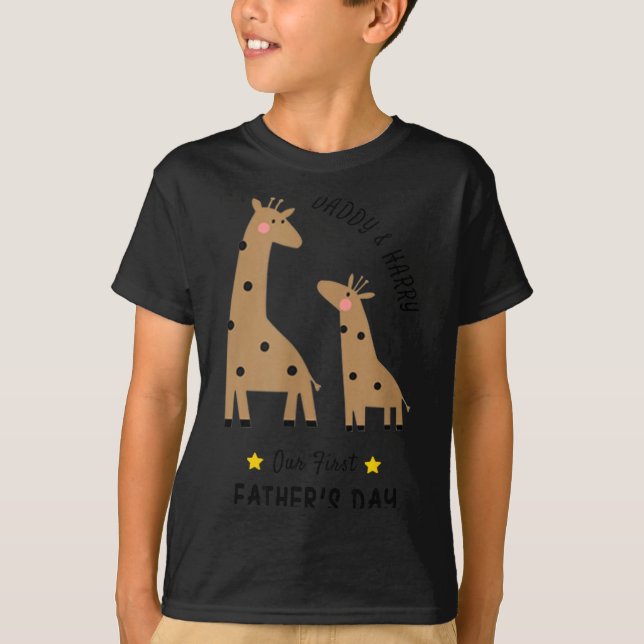 Camiseta Our First Father's Day 2026, Funny Giraffe Gift Da (Anverso)