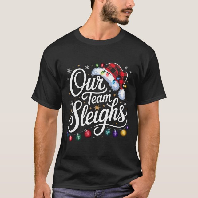 Camiseta Our Team Sleighs Christmas Lights Red Santa Hat Xm (Anverso)