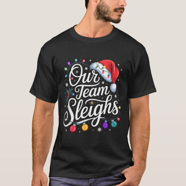 Camiseta Our Team Sleighs Christmas Lights Red Santa Hat Xm (Anverso)