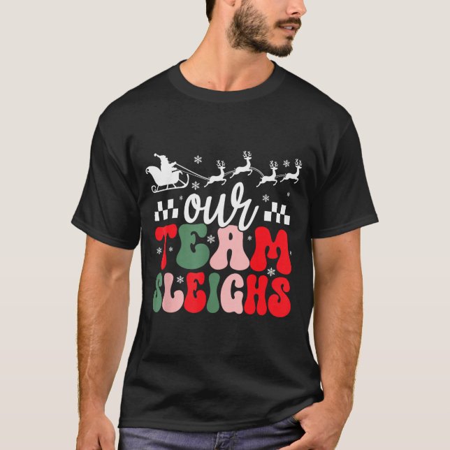 Camiseta Our Team Sleighs Christmas Reindeers Santa's Worke (Anverso)