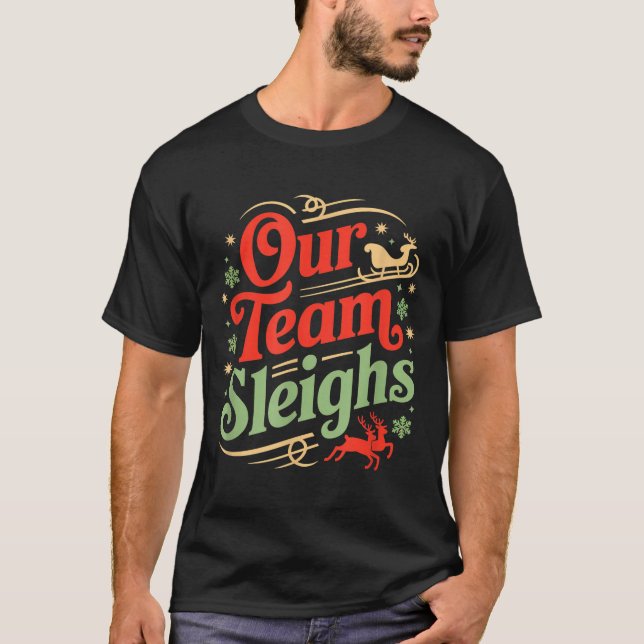Camiseta Our Team Sleighs Christmas Reindeers Santa's Worke (Anverso)