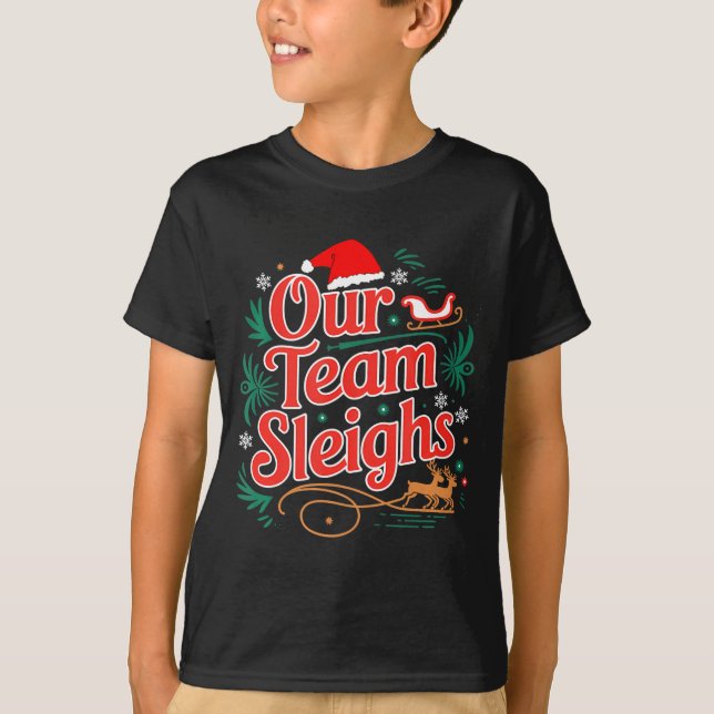 Camiseta Our Team Sleighs Christmas Reindeers Santa's Worke (Anverso)