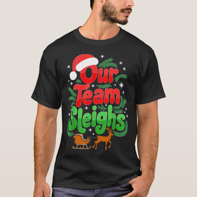 Camiseta Our Team Sleighs Christmas Reindeers Santa's Worke (Anverso)