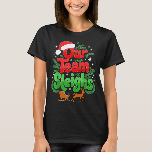Camiseta Our Team Sleighs Christmas Reindeers Santa's Worke (Anverso)