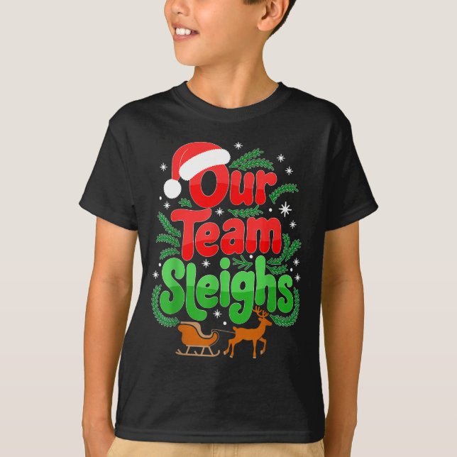 Camiseta Our Team Sleighs Christmas Reindeers Santa's Worke (Anverso)