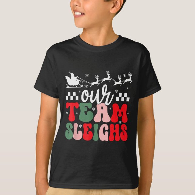 Camiseta Our Team Sleighs Christmas Reindeers Santa's Worke (Anverso)
