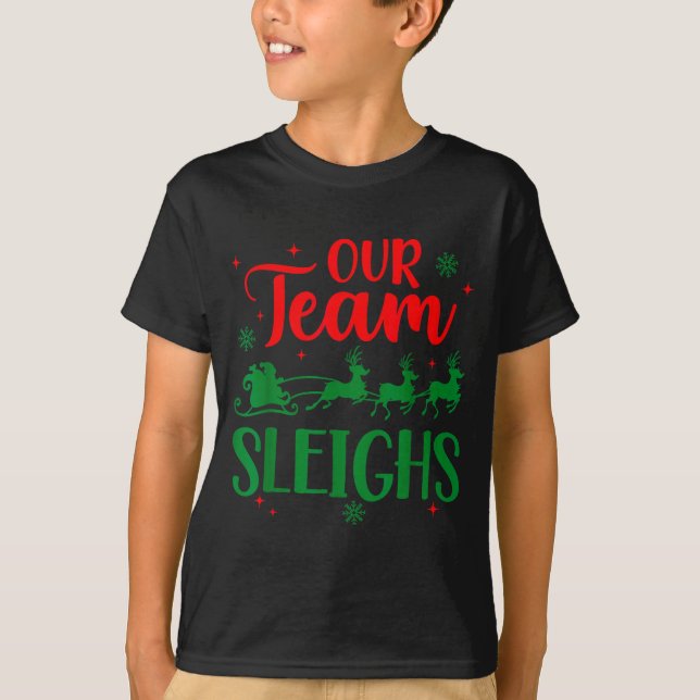 Camiseta Our Team Sleighs Christmas Santa Reindeers Office  (Anverso)