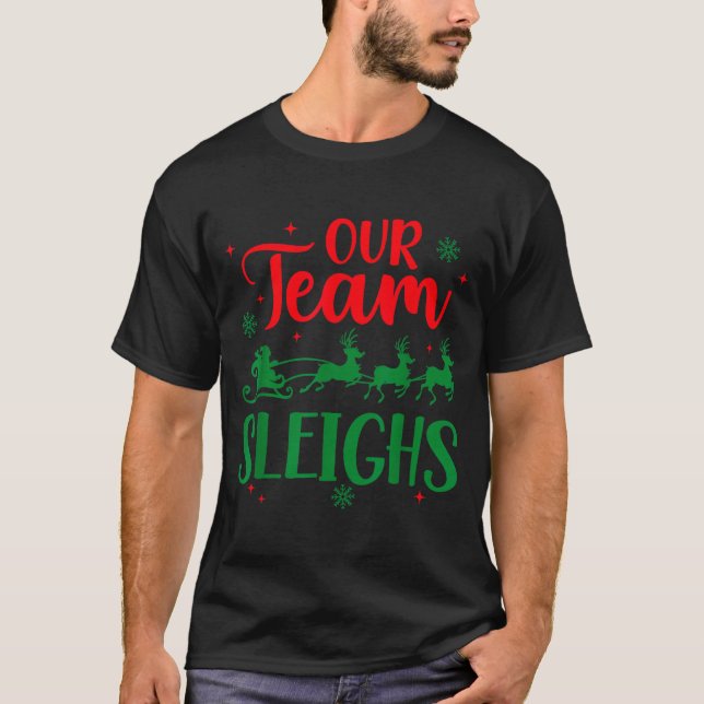 Camiseta Our Team Sleighs Christmas Santa Reindeers Office  (Anverso)