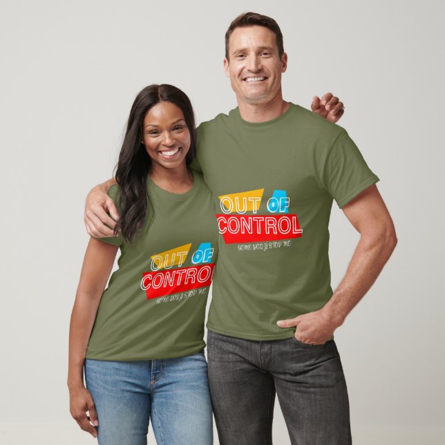 Camiseta Out of Control – Bold Typography Statement Design (Unisexo)