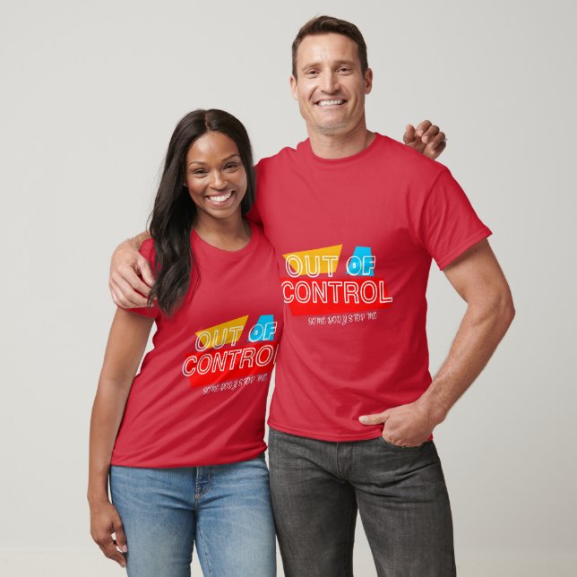 Camiseta Out of Control – Bold Typography Statement Design (Unisexo)