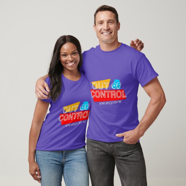 Camiseta Out of Control – Bold Typography Statement Design (Unisexo)