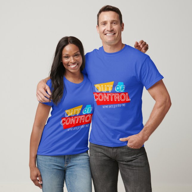 Camiseta Out of Control – Bold Typography Statement Design (Unisexo)