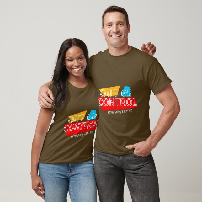 Camiseta Out of Control – Bold Typography Statement Design (Unisexo)