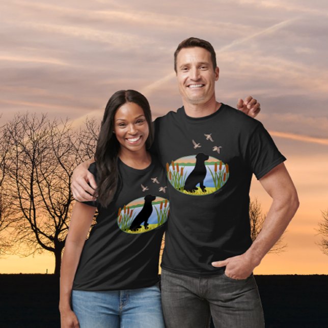 Camiseta Óvalo de atardecer de ave negra de Labrador (Black Labrador Bird Dog Sunset Design T-shirt for Labrador Owners.  Labrador Silhouette Design.)