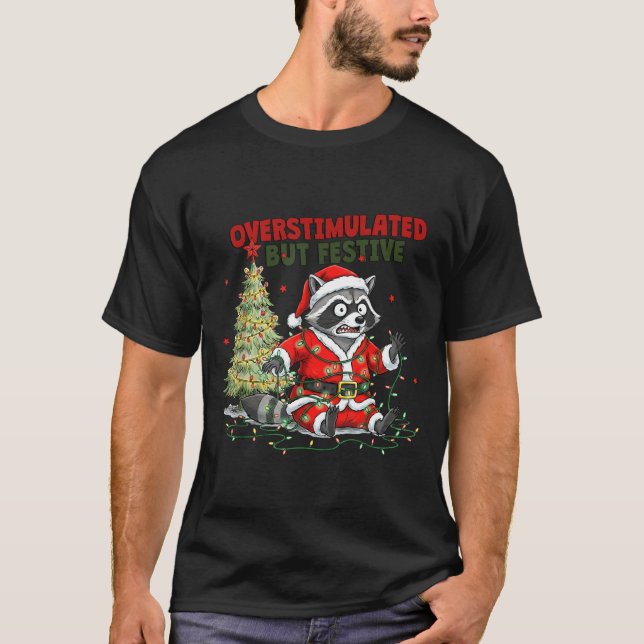 Camiseta Overstimulated But Festive, Christmas Raccoon,sant (Anverso)