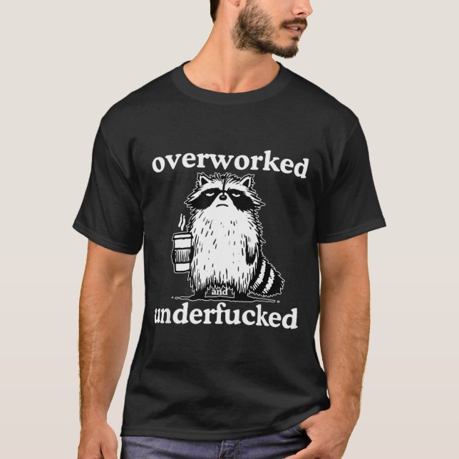 Camiseta Overworked And Underfored Funny Raccoon Coffee Say (Anverso)