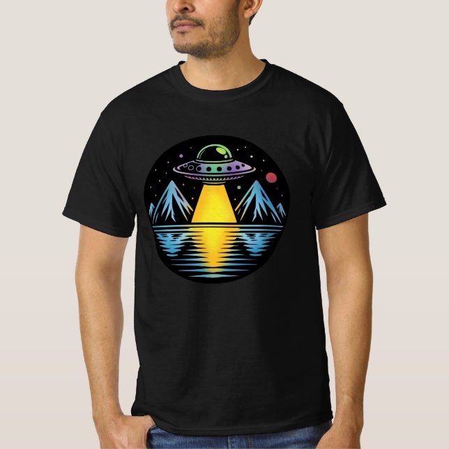 Camiseta OVNI retro en las montañas que reflejan el agua (Anverso)