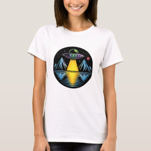 Camiseta OVNI retro en las montañas que reflejan el agua