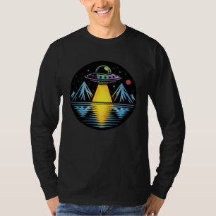 Camiseta OVNI retro en las montañas que reflejan el agua