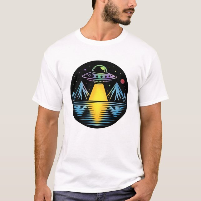 Camiseta OVNI retro en las montañas que reflejan el agua (Anverso)