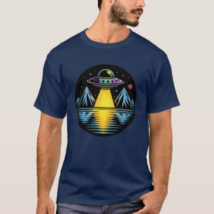 Camiseta OVNI retro en las montañas reflejándose en el agua