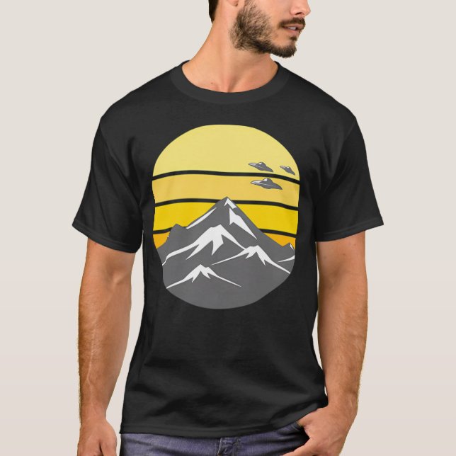 Camiseta Ovni Sobre Montañas (Anverso)