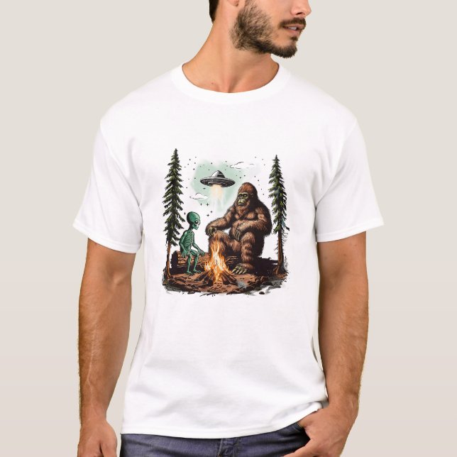 Camiseta OVO de pie grande Alien Campfire Senderismo Sasqua (Anverso)