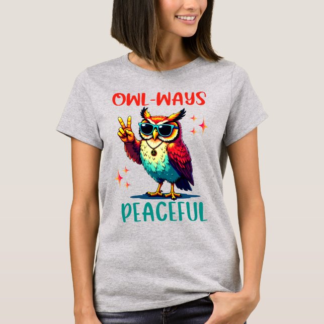 Camiseta Owl-Ways Peaceful, Graciosa Lechuza Groovy (Anverso)