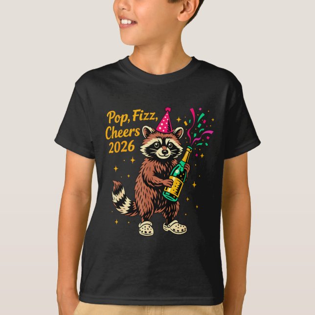 Camiseta P Fizz Cheers 2026 Funny Raccoon New Year Design  (Anverso)