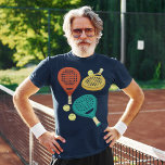 Camiseta Padel Tennis Racas y balls Collage Gráfico<br><div class="desc">Este gráfico muestra ilustraciones de estilo realista de raquetas de tenis de padel en tonos de terracota,  oro y verde azulado junto con algunas pelotas de tenis amarillas.</div>