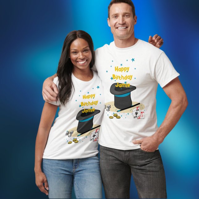 Camiseta Padre de la fiesta de cumpleaños de Magic Show (Magic Show Birthday Theme Party Parent T-Shirt, Hat, Wand, Coins, Dice, Cards, Stars, Happy Birthday)