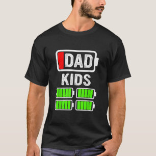 Camiseta Padre gracioso de cuatro niños con batería baja pa