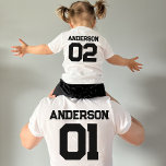 Camiseta Padre Hijo Hija Deportes Nombre del equipo Coincid<br><div class="desc">Diseño de personalizable con equipo deportivo o apellido con un número para hacer juego de ropa para padre e hijo. Encuentra una camiseta de niño que coincida en mi colección "Dibujos de papá y yo coincidiendo y regalos de papá".</div>