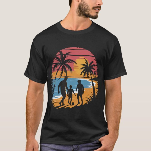 Camiseta Padre y dos hijos jugando fútbol en la playa (Anverso)