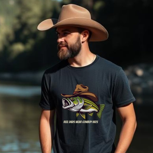 Camiseta Padres del Día de los Peces Graciosos usando un Go (Bass Fish with a Cowboy Hat, Fisherman Style Fathers Day Birthday For him)